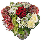 Modern boeket van rood, wit en softtone bloemen