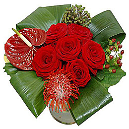 Modern bloemen boeket met rode rozen