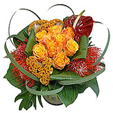 Modern boeket met oranje en rode bloemen