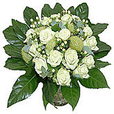 Compact bloemen boeket met witte rozen