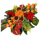 Rouwarrangement van rode en oranje bloemen